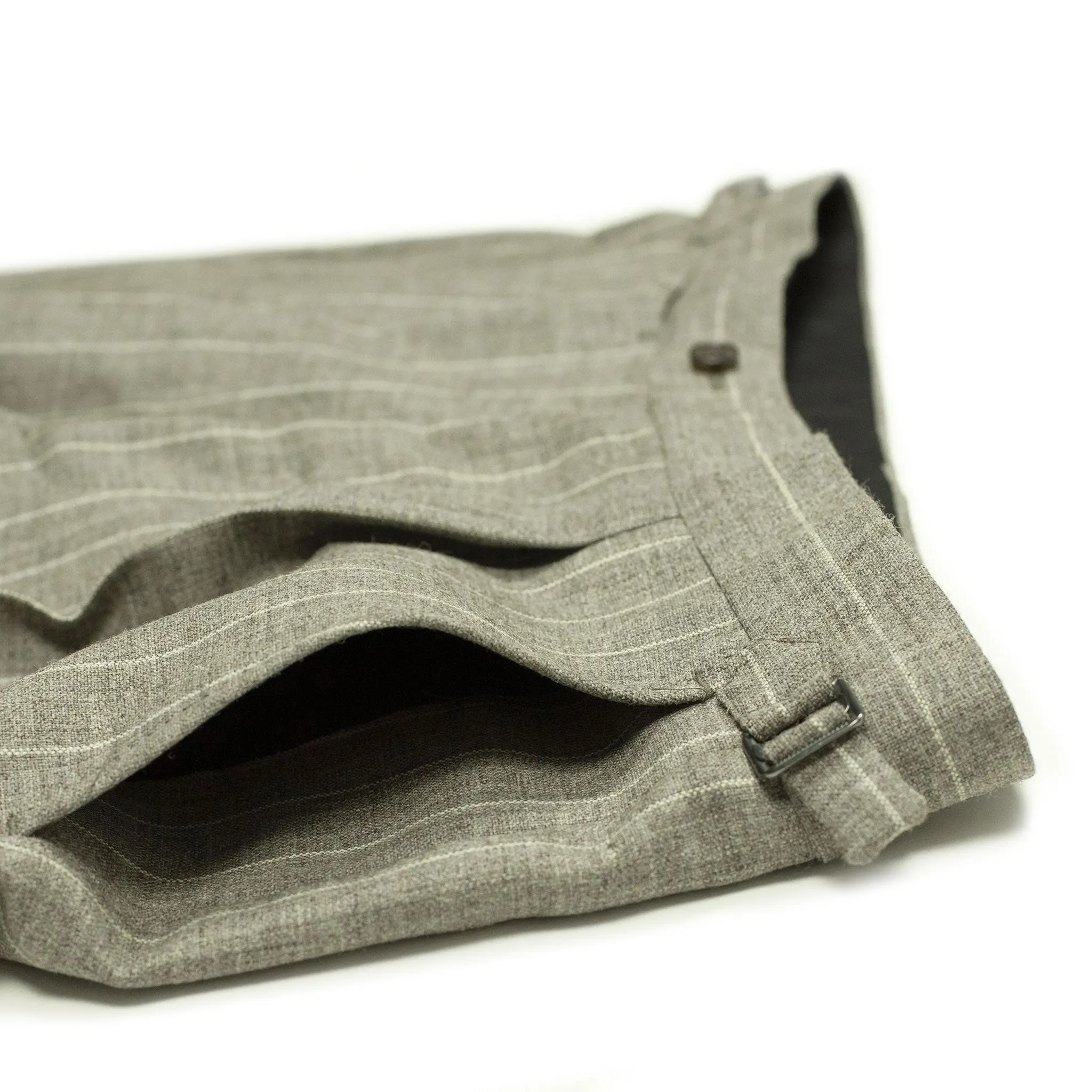 x Sartoria Carrara: Pleated trousers in taupe undyed wool with cream stripe